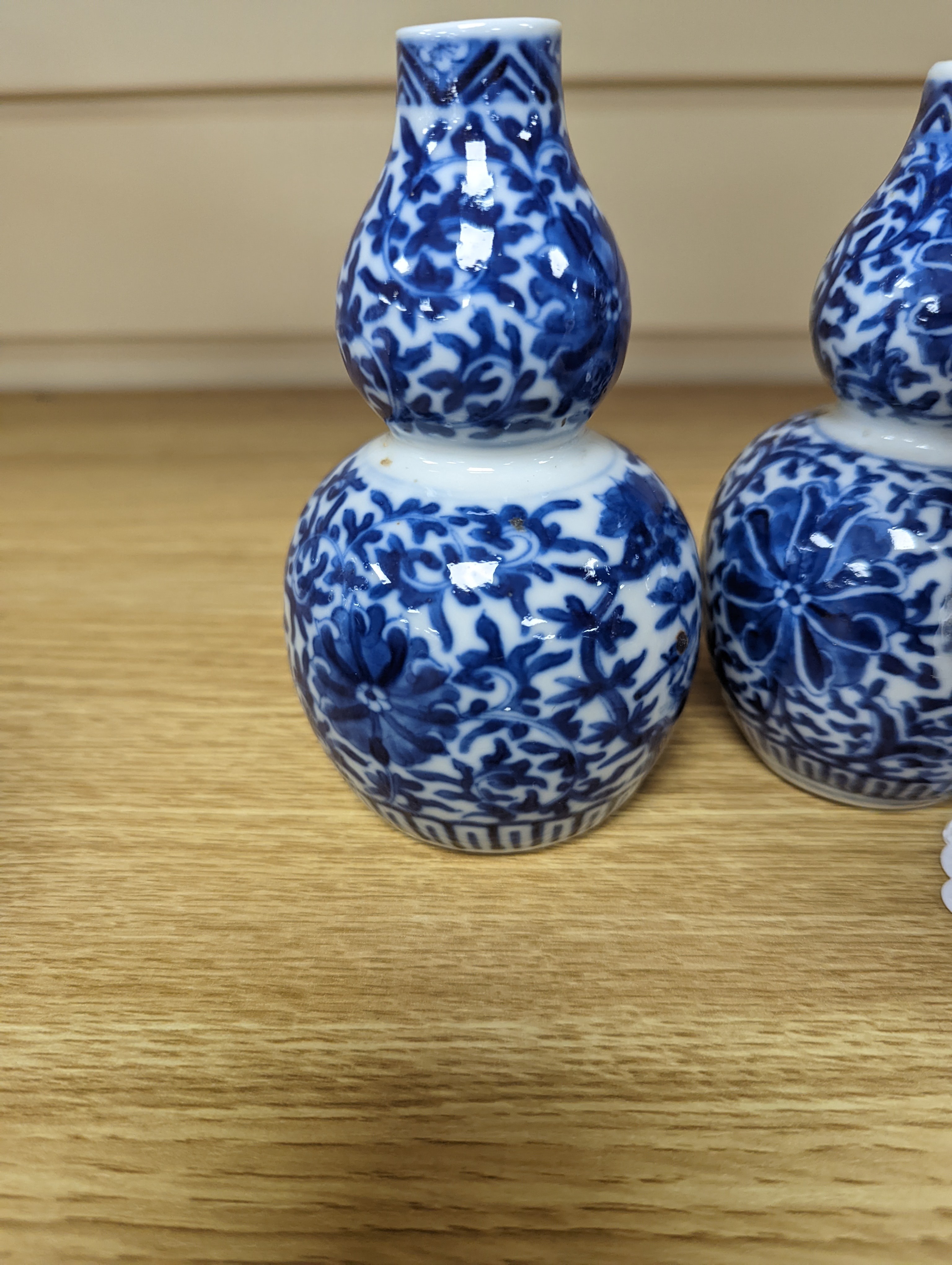 A pair of Chinese blue and white double-gourd small vases 14cm